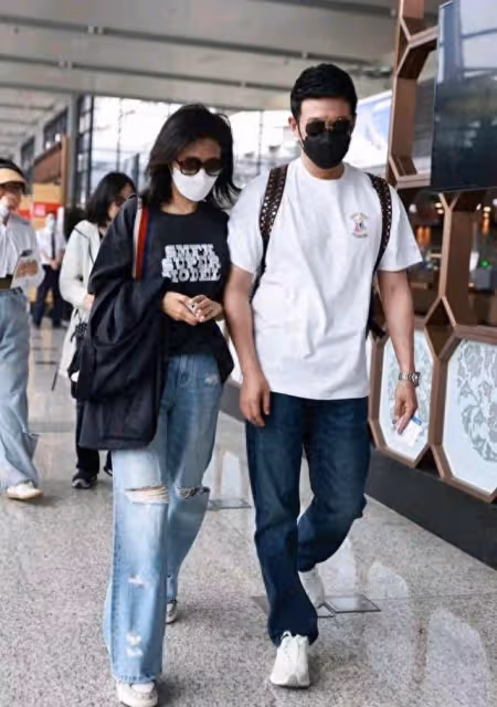 陸毅、鮑蕾夫婦現身機場,結婚17年女的似少女,襯得老公有點油膩