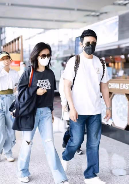 陸毅、鮑蕾夫婦現身機場,結婚17年女的似少女,襯得老公有點油膩