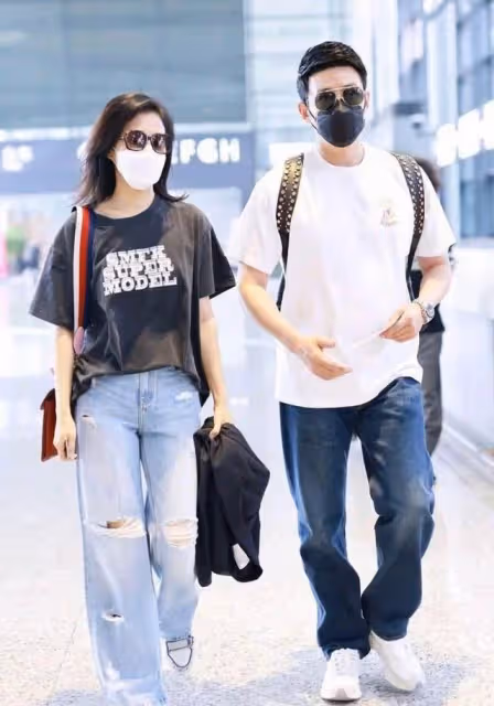 陸毅、鮑蕾夫婦現身機場,結婚17年女的似少女,襯得老公有點油膩