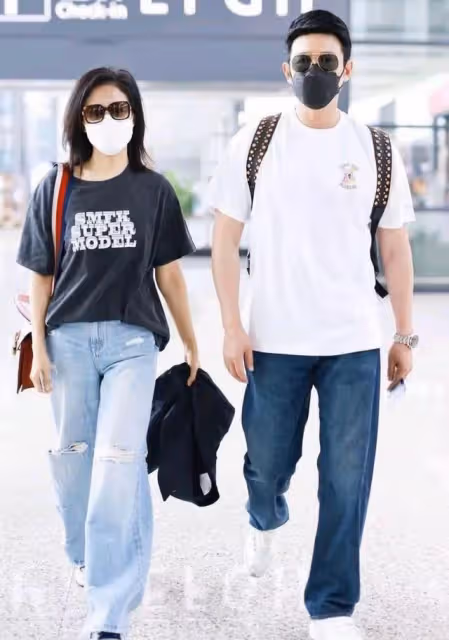 陸毅、鮑蕾夫婦現身機場,結婚17年女的似少女,襯得老公有點油膩