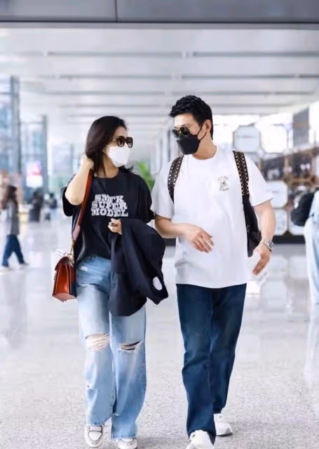 陸毅、鮑蕾夫婦現身機場,結婚17年女的似少女,襯得老公有點油膩