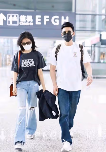 陸毅、鮑蕾夫婦現身機場,結婚17年女的似少女,襯得老公有點油膩