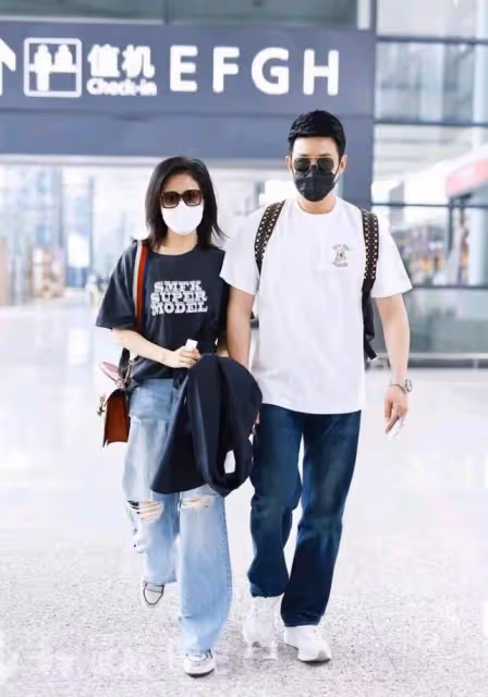 陸毅、鮑蕾夫婦現身機場，結婚17年女的似少女，襯得老公有點油膩