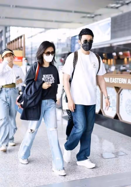 陸毅、鮑蕾夫婦現身機場，結婚17年女的似少女，襯得老公有點油膩