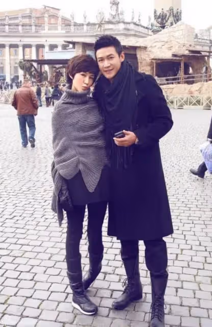 陸毅、鮑蕾夫婦現身機場，結婚17年女的似少女，襯得老公有點油膩