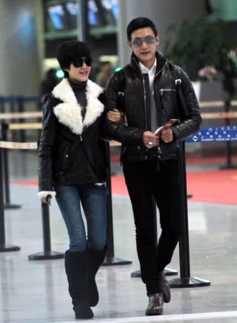 陸毅、鮑蕾夫婦現身機場，結婚17年女的似少女，襯得老公有點油膩