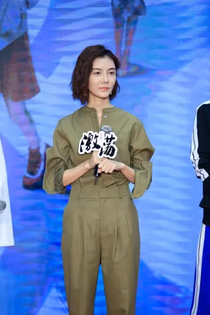 41歲車曉與38歲李念合影！差3歲氣質大不同，一個優雅一個似學生