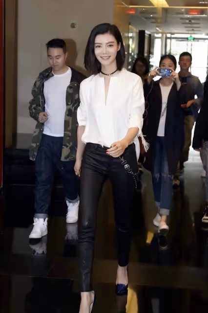 41歲車曉與38歲李念合影！差3歲氣質大不同，一個優雅一個似學生