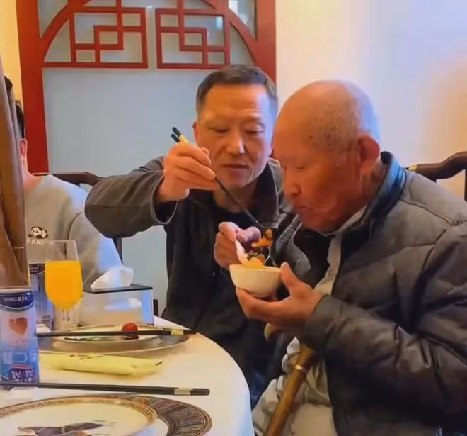 93歲老人對兒子說「想你了」,63歲兒子做法讓人感動,網友:幸福