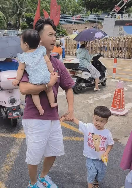 44歲年輕爺爺,抱著孫女牽著孫子去學校接兒子放學,遭兒子嫌棄