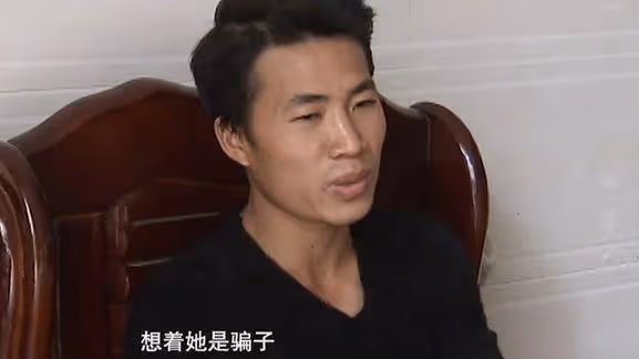 新婚妻子半夜不睡覺,盯著他傻笑,丈夫想退回20萬彩禮:我害怕