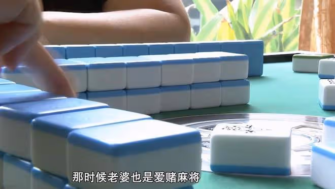 離異女子喜歡出去玩,被大叔扇巴掌,四歲的兒子也遭殃:我壓力大