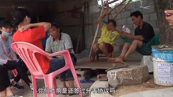 離異女子喜歡出去玩,被大叔扇巴掌,四歲的兒子也遭殃:我壓力大