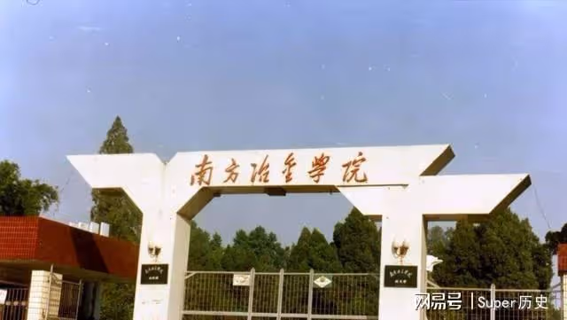 江西拾荒老人專注繪畫40年,妻子絕望攜子離開,專家:畫得一般