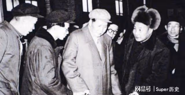 58年毛主席視察撫順,點名要見十弟,市委無奈撒謊:毛澤青出差了