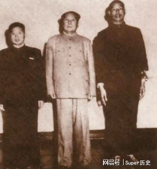 58年毛主席視察撫順,點名要見十弟,市委無奈撒謊:毛澤青出差了