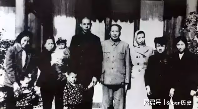 58年毛主席視察撫順,點名要見十弟,市委無奈撒謊:毛澤青出差了