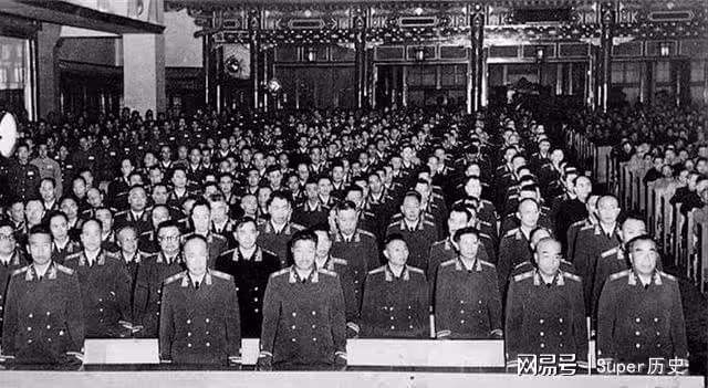 1988年,鄧小平恢復軍銜制,為何要下令取消元帥和大將軍銜