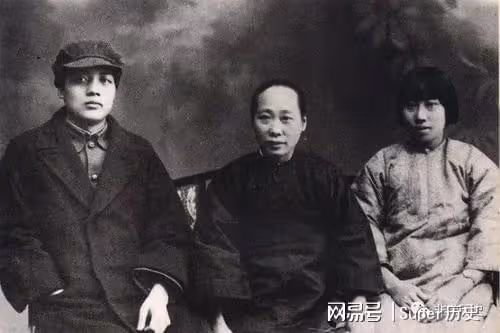 1976年毛主席逝世,李敏手拿守靈名單,提醒道:我有個哥哥還活著