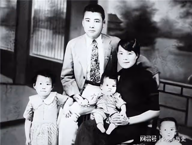 1949年,徐林俠哭著對特務說:放了小蘿蔔頭吧,就讓他討飯去吧