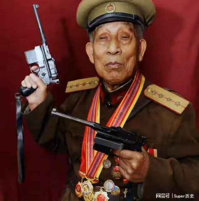山東97歲老人持有雙槍,民警上門去沒收遭拒,他有什麼特殊身份?