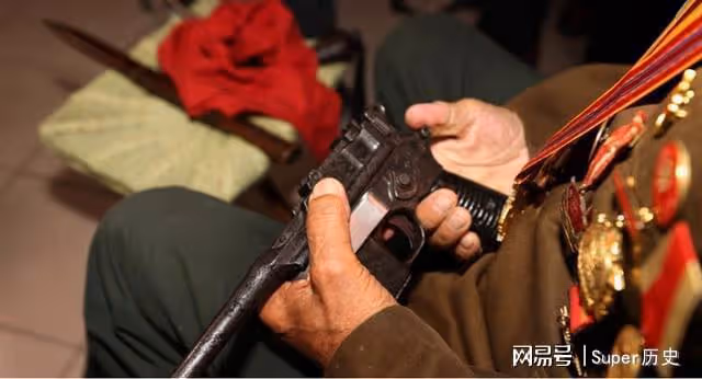 山東97歲老人持有雙槍,民警上門去沒收遭拒,他有什麼特殊身份?