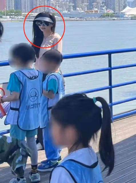 真落寞了!楊穎參加親子活動,穿衣打扮頗時髦卻遭學生家長無視!