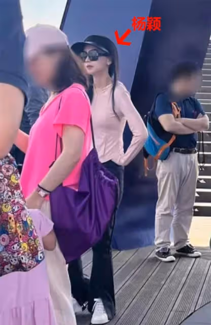 真落寞了!楊穎參加親子活動,穿衣打扮頗時髦卻遭學生家長無視!