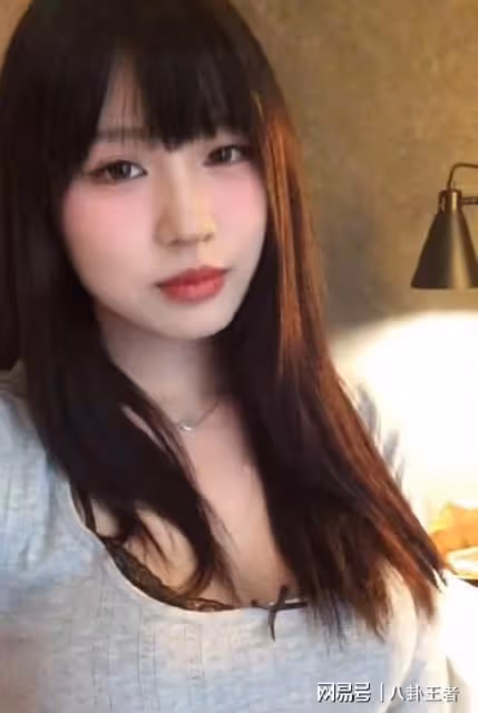 汪峰女兒發育猛!18歲穿深V弔帶豐滿有料,五官神似年輕版李嘉欣