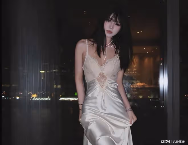 汪峰女兒發育猛!18歲穿深V弔帶豐滿有料,五官神似年輕版李嘉欣