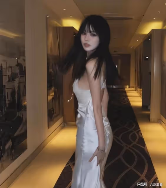 汪峰女兒發育猛!18歲穿深V弔帶豐滿有料,五官神似年輕版李嘉欣