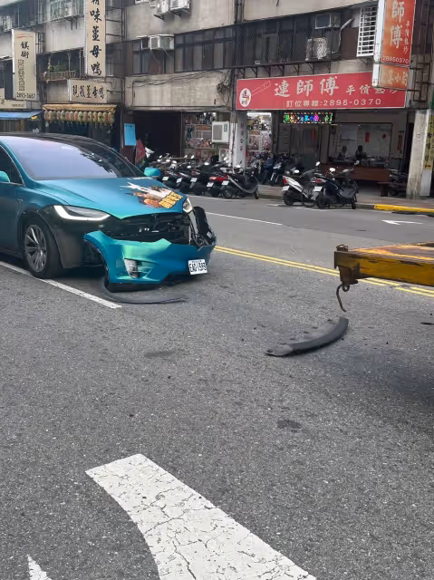 10億身家王宥忻出事了！600萬特斯拉當羊駝專車　車體炸裂慘況曝光