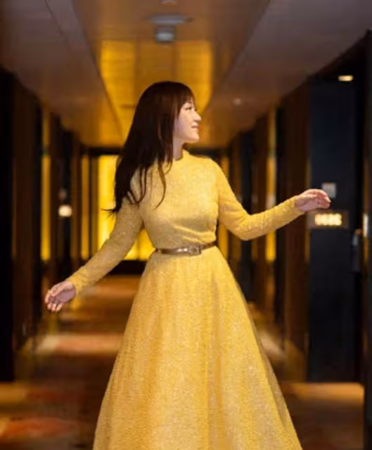 52歲楊鈺瑩身材嬌小卻豐腴!穿小黃裙差點「撐爆」,不露但很性感