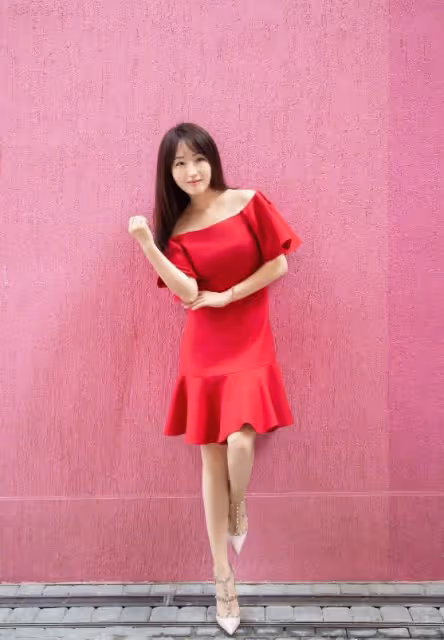 52歲楊鈺瑩身材嬌小卻豐腴!穿小黃裙差點「撐爆」,不露但很性感