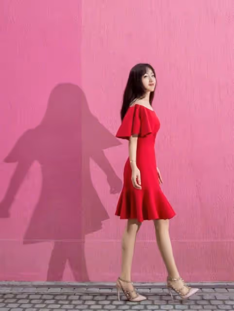 52歲楊鈺瑩身材嬌小卻豐腴!穿小黃裙差點「撐爆」,不露但很性感