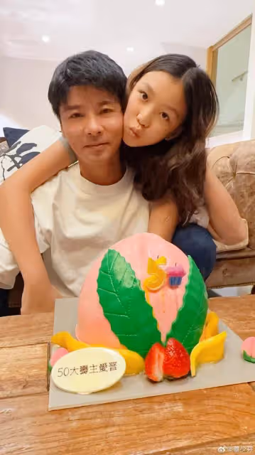蔡少芬曬一家五口，三個兒女遺傳爸媽高顏值，50歲張晉白頭髮搶鏡