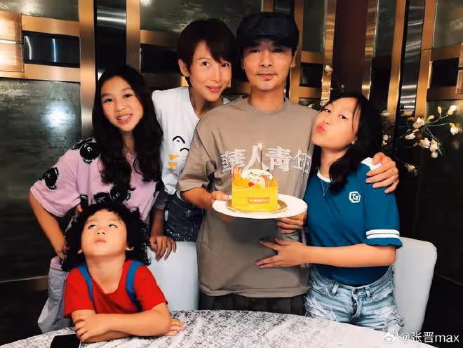 蔡少芬曬一家五口，三個兒女遺傳爸媽高顏值，50歲張晉白頭髮搶鏡
