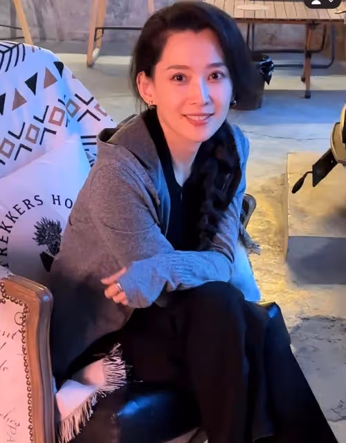 52歲汪峰官宣新戀情，否認婚內出軌，曬時間線維護90後小女友