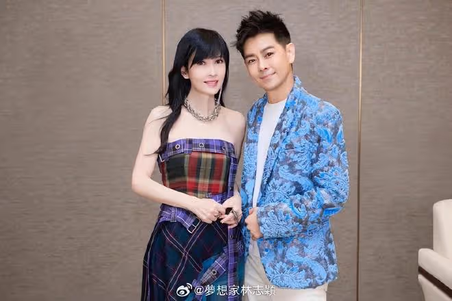 林志穎周慧敏時隔三十年再見面,兩人容貌不老,56歲周慧敏超年輕