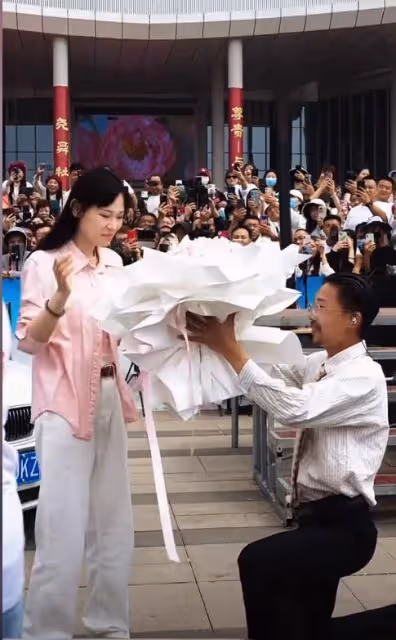 郭有才直播表白女友蘇暢，蘇暢淚灑現場立下承諾，丈母娘大氣出場