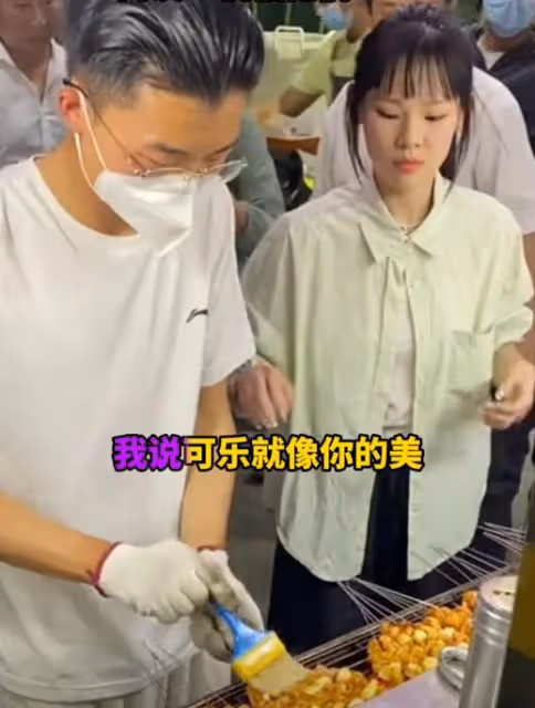 郭有才直播表白女友蘇暢,蘇暢淚灑現場立下承諾,丈母娘大氣出場