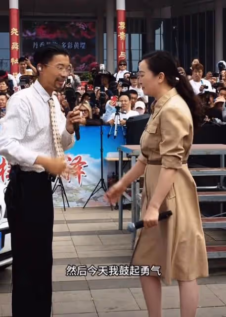 郭有才直播表白女友蘇暢,蘇暢淚灑現場立下承諾,丈母娘大氣出場