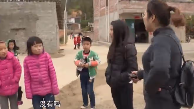 妻子提出離婚,丈夫帶人搶孩子,無奈哭訴:你爸媽讓我睡地板