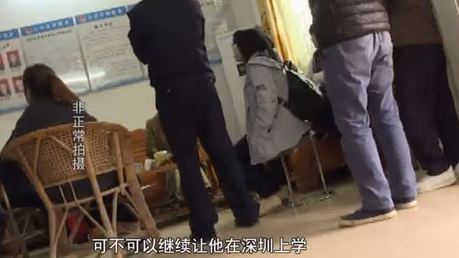 妻子提出離婚,丈夫帶人搶孩子,無奈哭訴:你爸媽讓我睡地板
