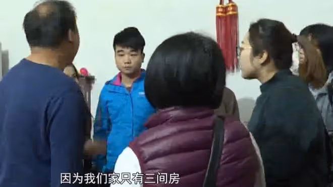 妻子提出離婚,丈夫帶人搶孩子,無奈哭訴:你爸媽讓我睡地板