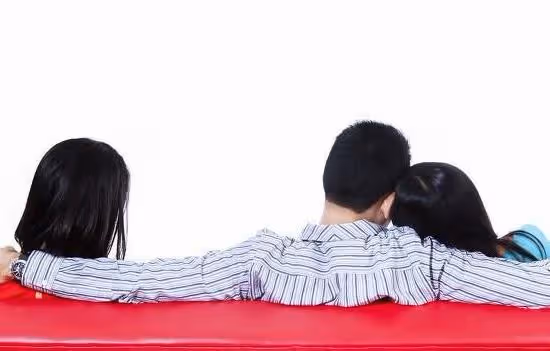 好友借我老公假結婚,為了錢我同意了,結局卻始料未及