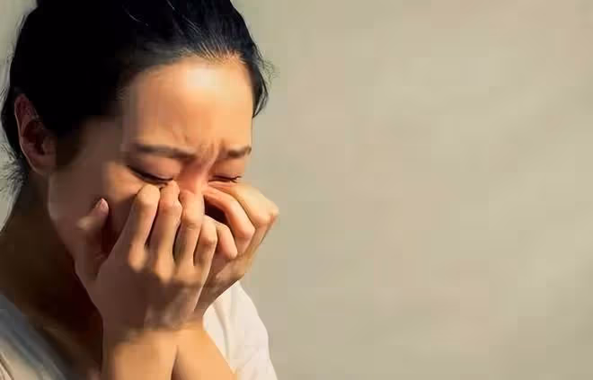 女婿年薪30萬參加小舅子婚禮,隨禮200,岳母扔掉錢:打發要飯的
