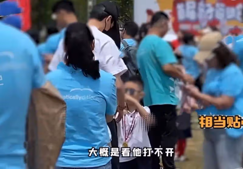馮紹峰參加親子運動會,兒子正面照曝光,網友:像媽媽趙麗穎