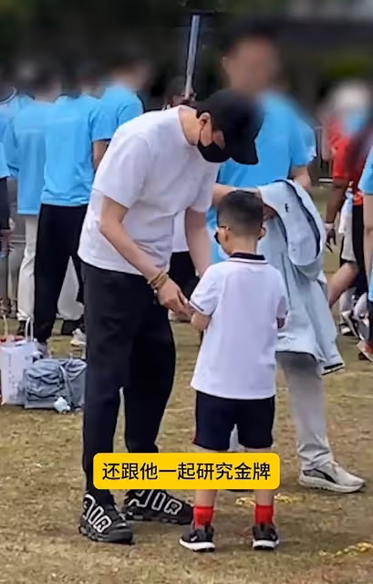 馮紹峰參加親子運動會,兒子正面照曝光,網友:像媽媽趙麗穎