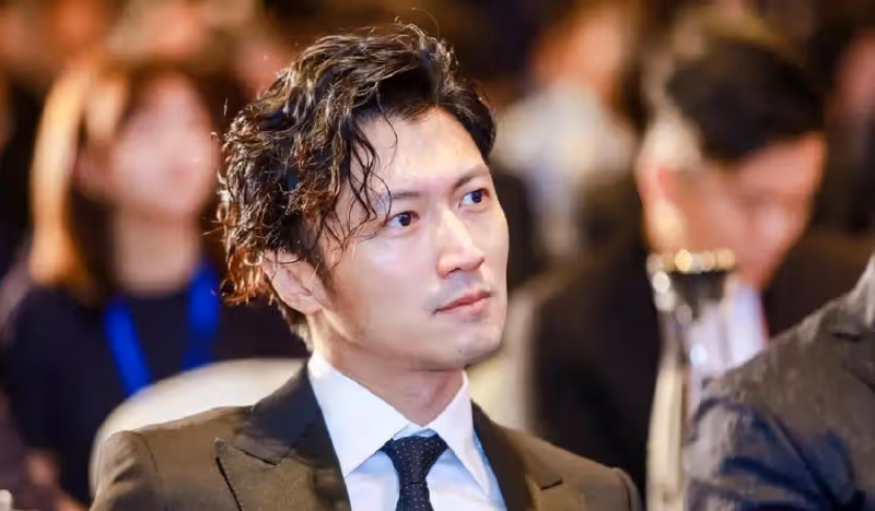 43歲謝霆鋒現身上海出席活動,生圖顯年輕,造型保守但鞋子搶鏡